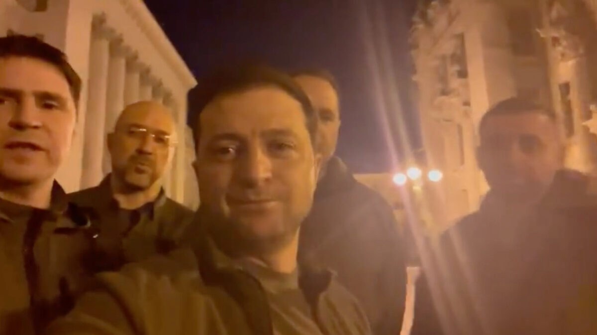 (VÍDEO) Zelenski reaparece en Kiev: «Estamos defendiendo Ucrania»
