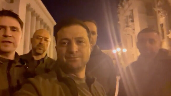 (VÍDEO) Zelenski reaparece en Kiev: "Estamos defendiendo Ucrania"