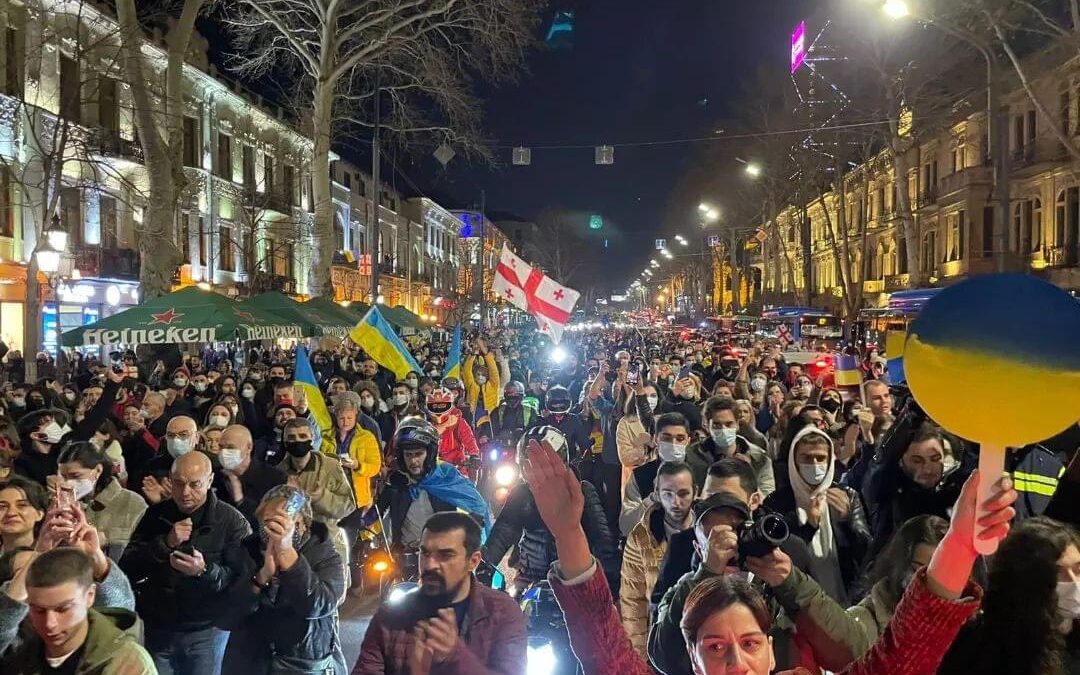(VÍDEO) Miles de georgianos se reúnen para escuchar un discurso en vivo de Zelenski: «Si Ucrania cae, Europa caerá»