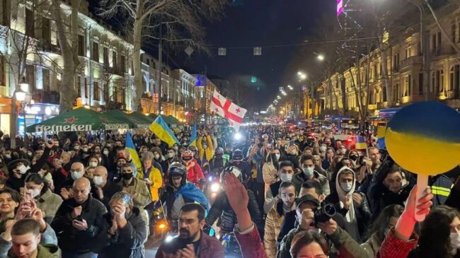 (VÍDEO) Miles de georgianos se reúnen para escuchar un discurso en vivo de Zelenski: "Si Ucrania cae, Europa caerá"