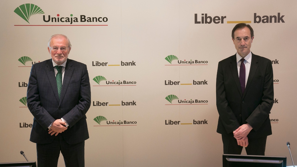La guerra de Unicaja se enquista (como la del PP) y amenaza la presidencia de Azuaga