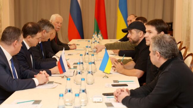 Concluye la ronda de negociaciones entre Kiev y Moscú sin acuerdos, pero con el compromiso de retomar el contacto este martes