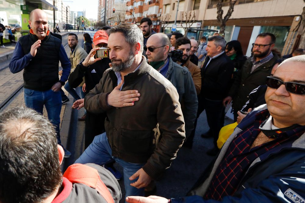 Vox supera por primera vez al PP en intención de voto, según dos encuestas