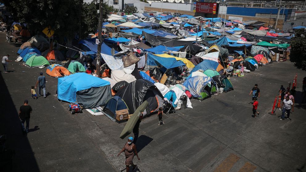 (VÍDEO) Desalojan a cientos de inmigrantes de un campamento en la frontera de Tijuana con EE.UU.