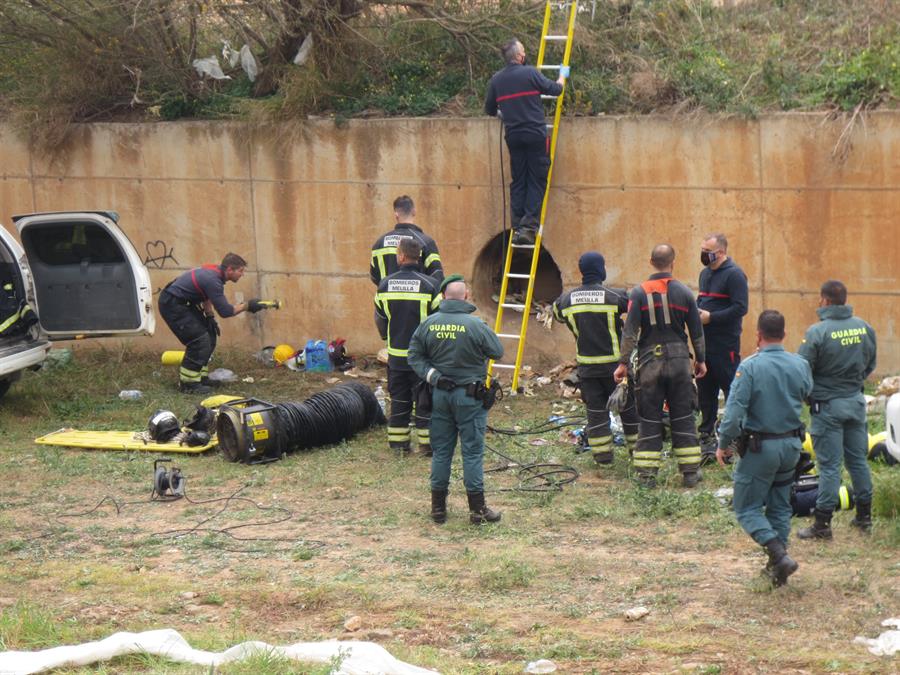 Rescatado en Melilla un migrante atrapado en el interior del tubo de un desagüe