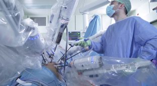 Primera cirugía en España con un nuevo robot quirúrgico de última generación