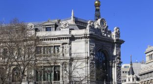 Los bancos reducen a la mitad el pago de impuestos pese a los beneficios récord