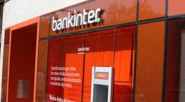Llega a España la pelea por el pago de las gafas a la plantilla: Bankinter afrontará una demanda
