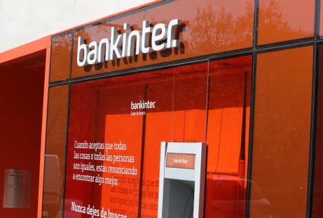 Llega a España la pelea por el pago de las gafas a la plantilla: Bankinter afrontará una demanda