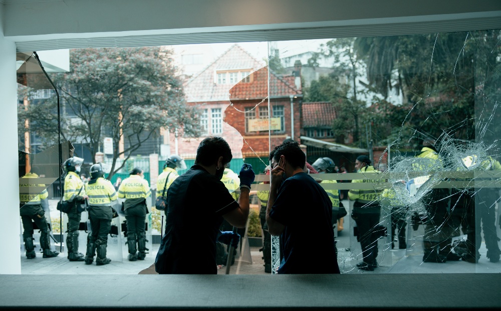 Un foro organizado por Vox en Bogotá deriva en disturbios tras la irrupción de manifestantes