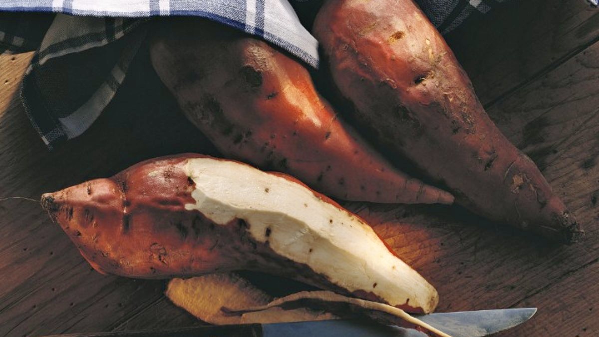 Boniato en freidora de aire o microondas: dos recetas para asar este tubérculo