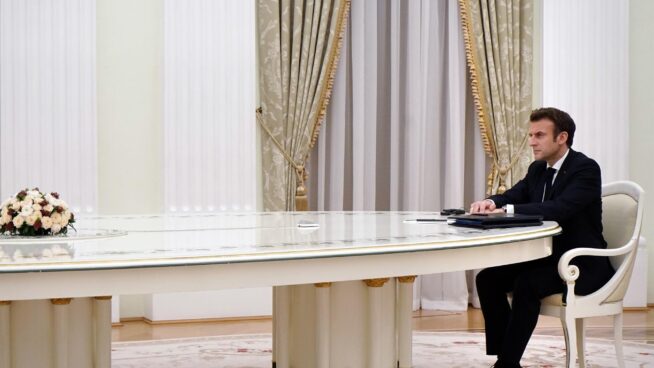 La mesa de cuatro metros de Putin y Macron: el francés se negó a realizarse una PCR para evitar que Rusia "tuviera su ADN"