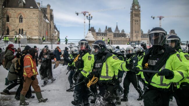 (VÍDEO) La policía usa gas pimienta y detiene a casi 200 personas en las protestas contra la vacunación obligatoria de Ottawa