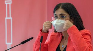 De «efecto barrera» a eliminar la mascarilla en exterior: el cambio de Darias de un día para otro