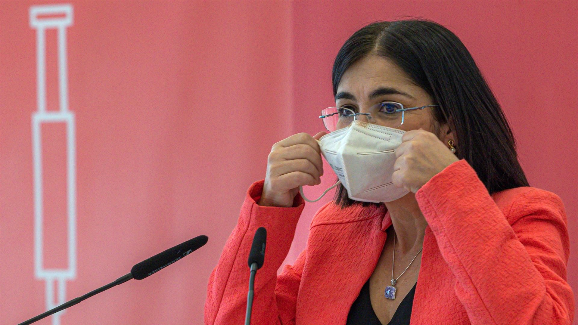 De «efecto barrera» a eliminar la mascarilla en exterior: el cambio de Darias de un día para otro