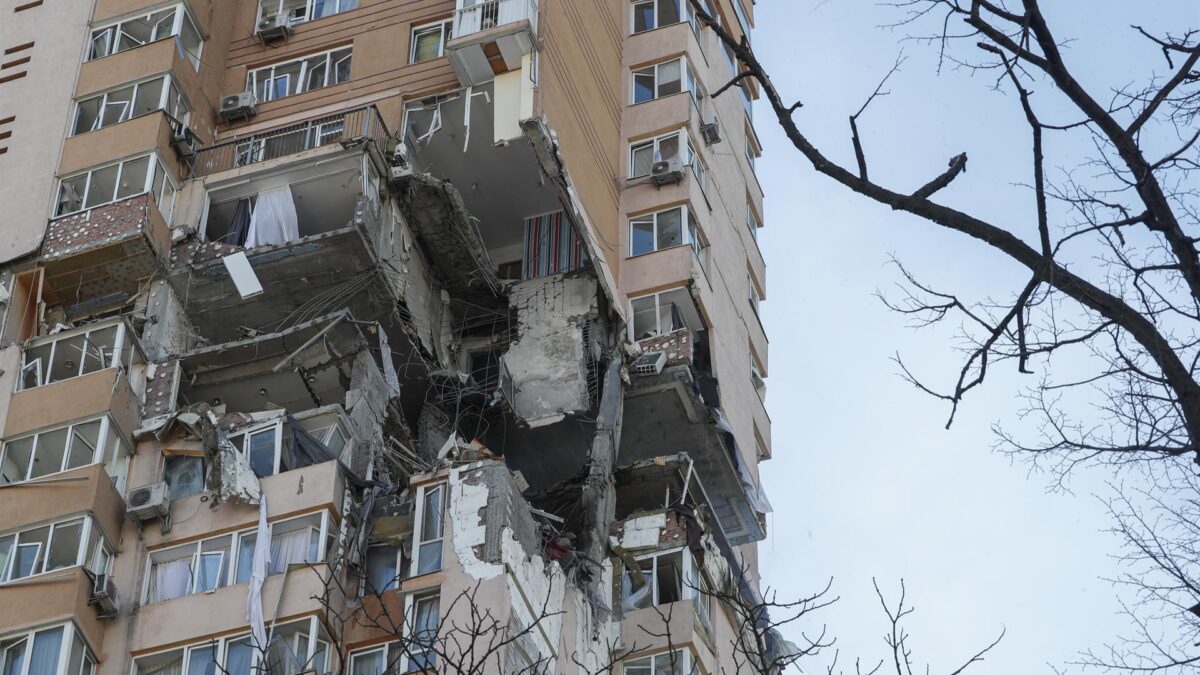 (VÍDEO) Un proyectil alcanza un edificio de viviendas en Kiev