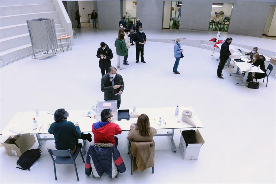 La participación en Castilla y León a las 14:00 es del 34%, dos puntos menos que en 2019