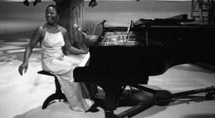 La historia del chicle que Warren Ellis robó del piano de Nina Simone