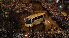 El Real Madrid, recibido a botellazos en su llegada a San Mamés