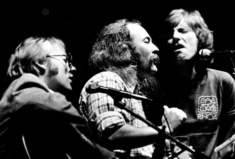 Crosby, Stills y Nash vuelven a unirse para exigir a Spotify que retire su música en apoyo a Neil Young