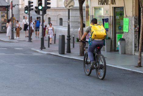 Uber Eats estalla y exige a Yolanda Díaz que obligue a Glovo a cumplir la ley 'rider'