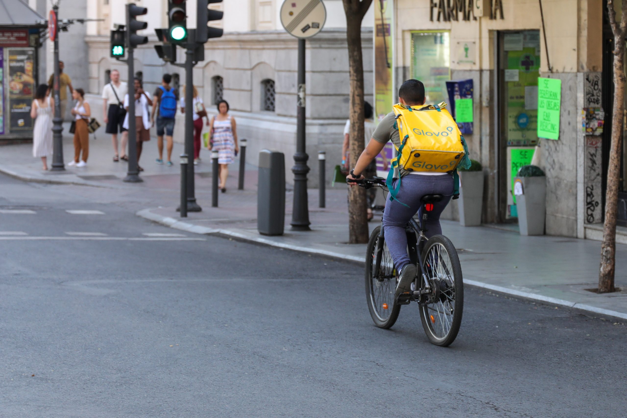 Uber Eats estalla y exige a Yolanda Díaz que obligue a Glovo a cumplir la ley ‘rider’