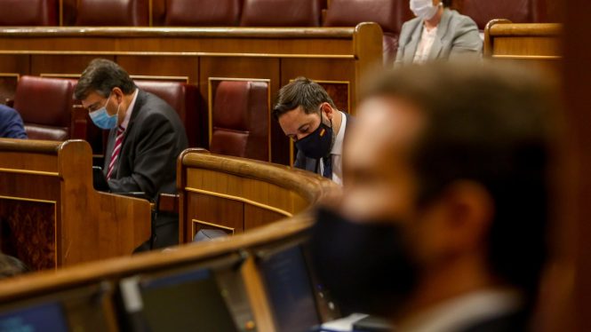 El 'Ayusogate' hunde al PP en las encuestas, aunque no certifica el sorpasso de Vox