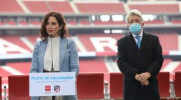 Ayuso asiste al Wanda para ver al Atlético mientras los barones del PP se reúnen