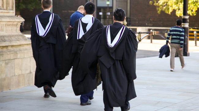 ¿Por qué desprecian los universitarios a los vendedores de zapatos?