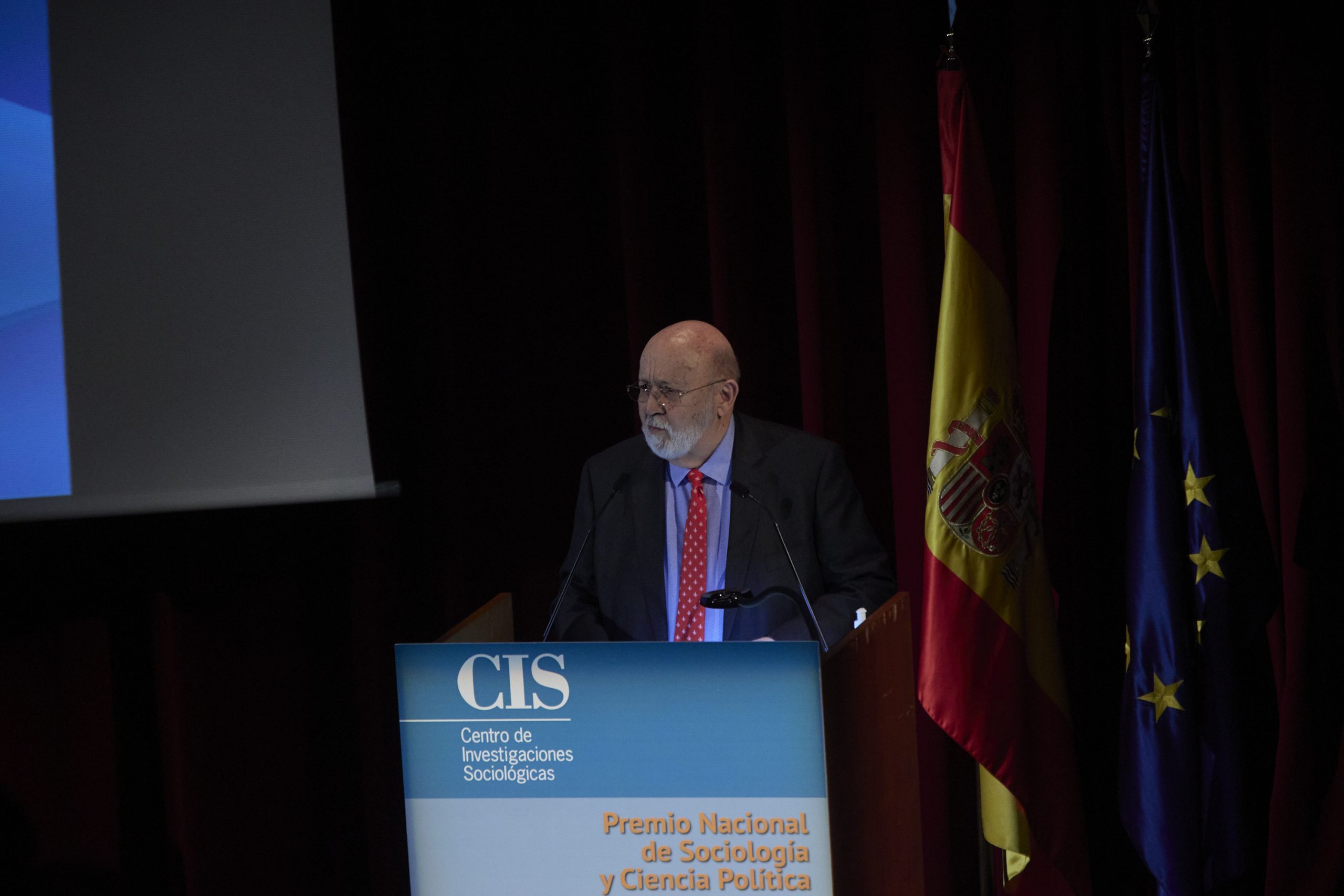 El CIS actualizará el lunes su encuesta para el 13-F, la única que daba la victoria al PSOE