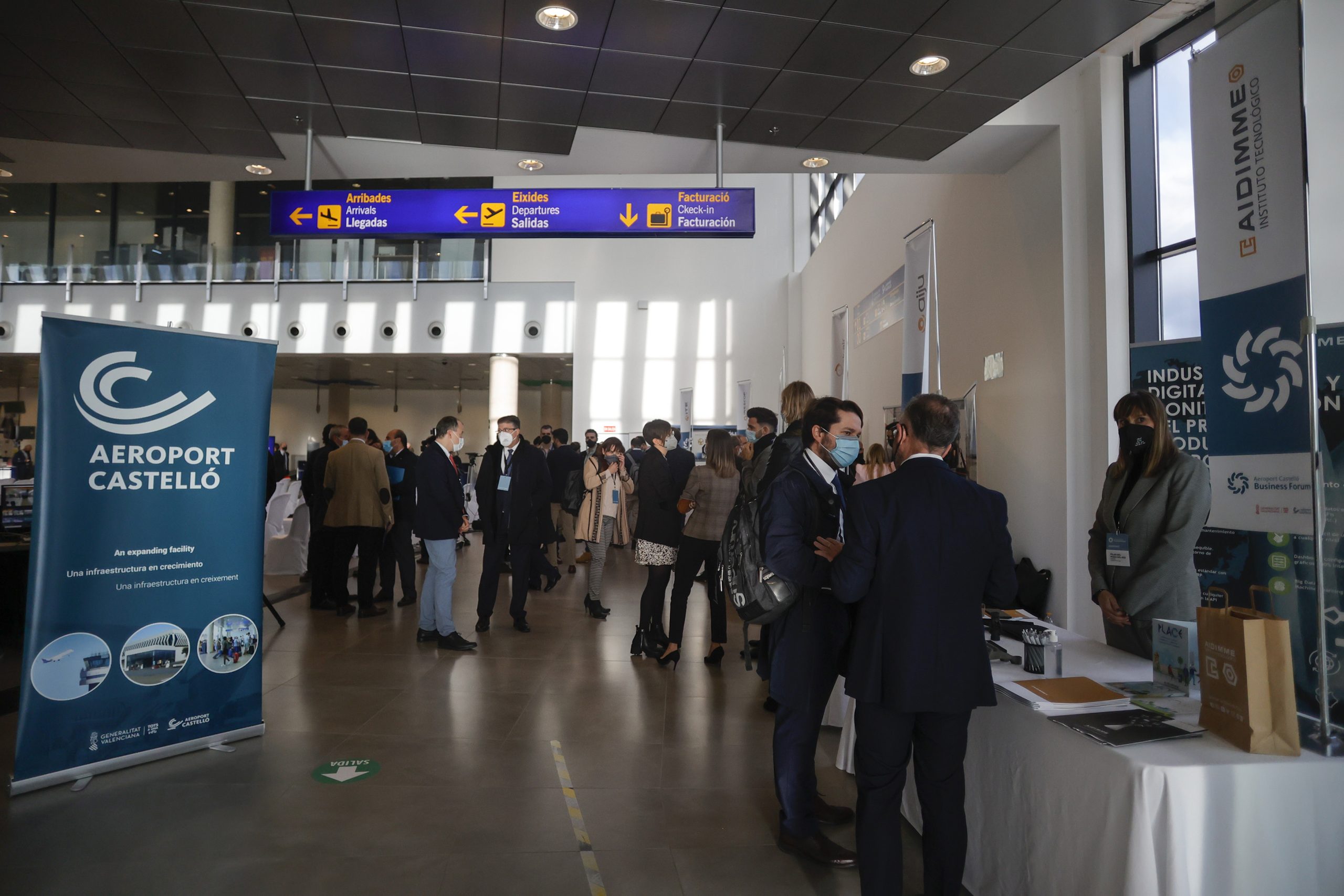 Cinco aviones ucranianos llegan a Castellón para no sufrir daños en caso de conflicto