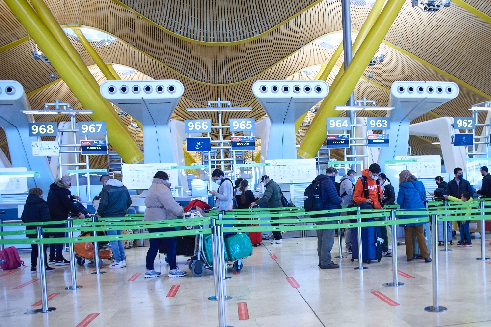 Aena y las aerolíneas vuelven a chocar: lío por las tarifas aeroportuarias y los costes por la covid-19