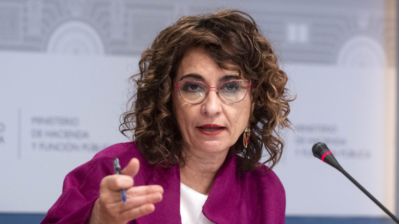 Política fiscal de Madrid y ministra de Hacienda