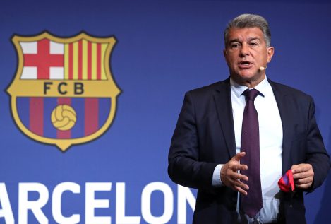 Laporta invita a Puigdemont al partido del Barça en Frankfurt en medio del juicio sobre su entrega