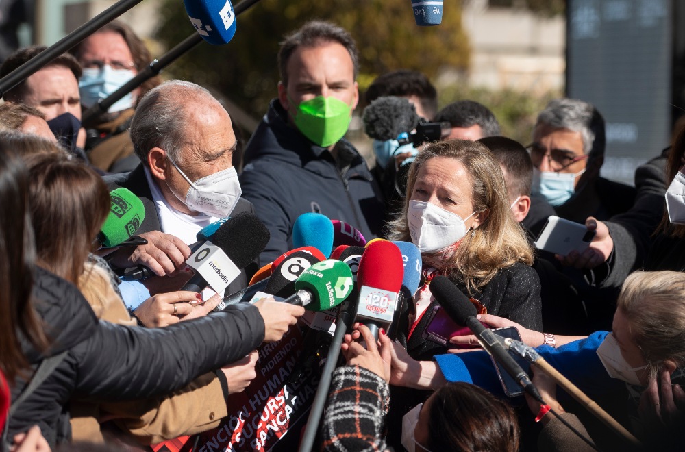 Calviño se pone el 'traje' de política y rebaja el perfil tecnócrata para confrontar con Díaz