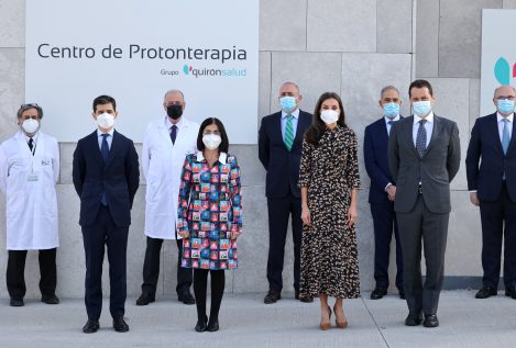 Doña Letizia visita el Centro de Protonterapia QuirónSalud, una instalación pionera en España