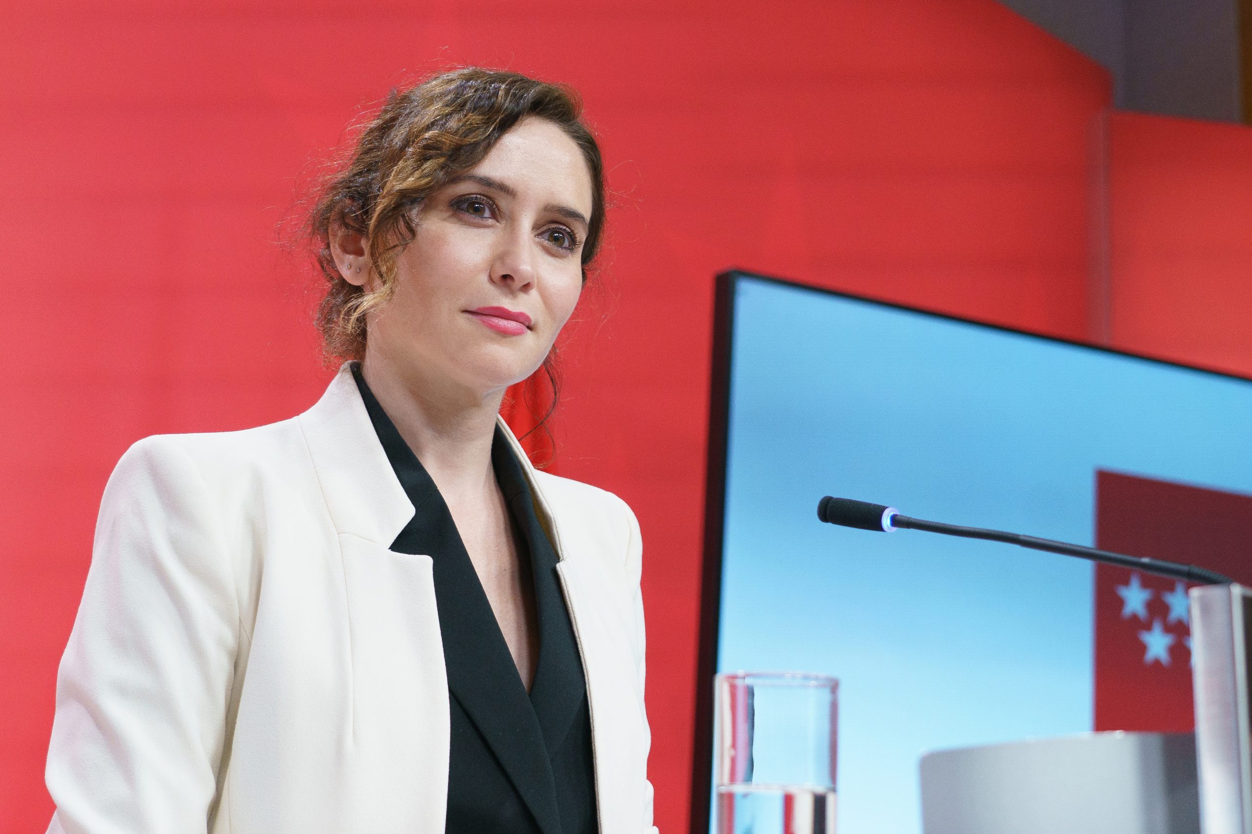 Ayuso aclara que su hermano cobró 55.000 euros por gestiones con la empresa.