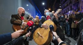 Mariachis, una corona de flores y «Casado dimisión»: así han sido las protestas en Génova