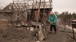 Las fuerzas rusas entran en la región de Kiev y atacan un aeropuerto militar clave
