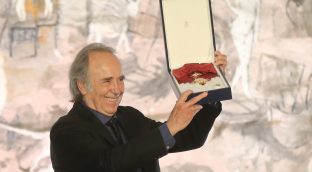 Serrat recoge entre aplausos la Gran Cruz de la Orden Civil de Alfonso X el Sabio