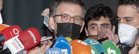 Casado pacta con los barones del PP seguir hasta el congreso a cambio de no presentarse