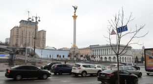 Las tropas rusas avanzan hacia Kiev, escenario de ataques durante la noche