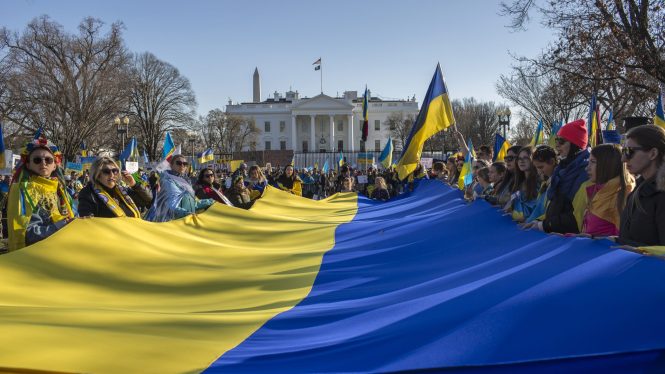 Estados Unidos prohíbe las transacciones con el Banco Central de Rusia