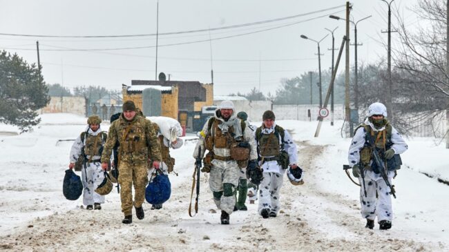 El presidente de Ucrania ordena aumentar el Ejército en 100.000 soldados