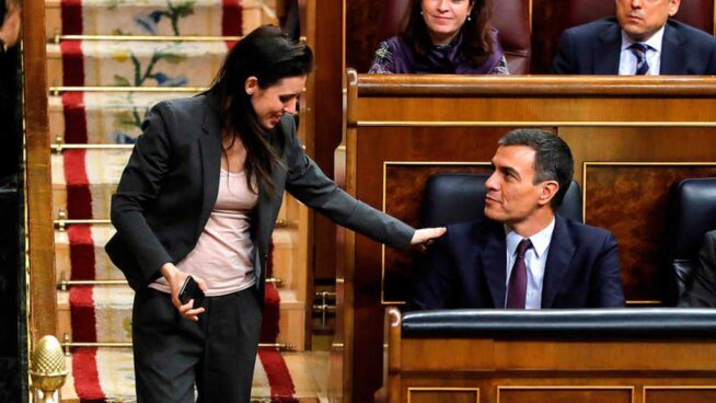 La ley que persigue a quienes acuden a rezar frente a centros abortivos se aprueba en el Congreso