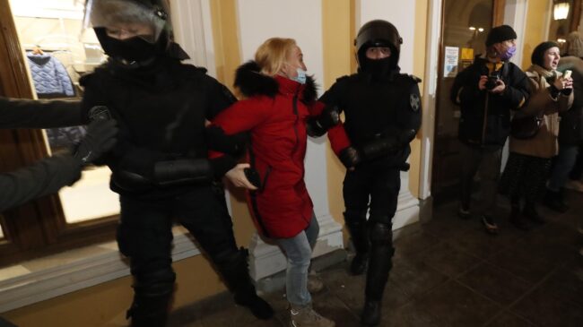 (VÍDEO) Más de 1.000 detenidos en Rusia durante varias protestas por el ataque a Ucrania