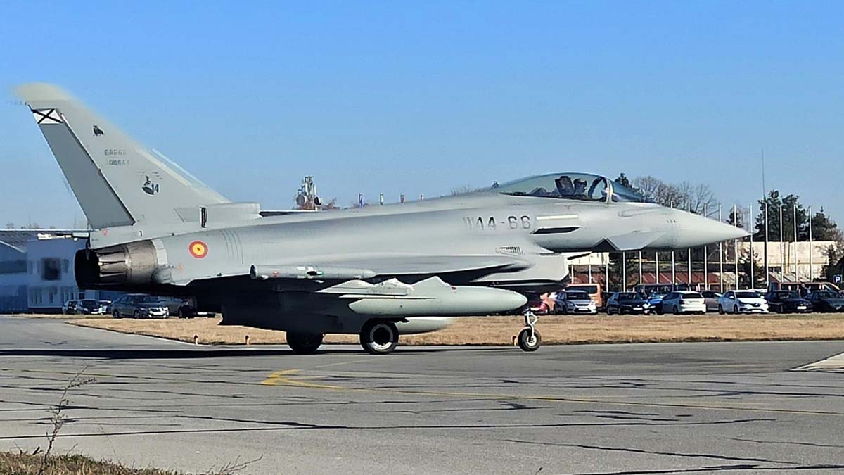 Una alerta de intrusión aérea obliga a despegar a dos Eurofighter españoles en plena visita de Robles a Bulgaria