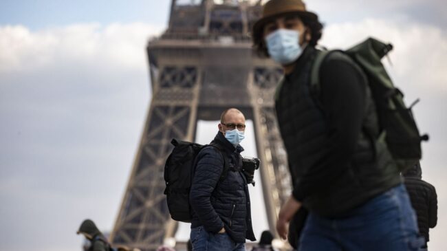 Francia suprime la mascarilla en interiores en los que se exige el certificado covid