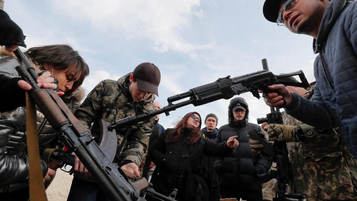 Ucrania decide implantar el estado de excepción y permite las armas entre la población