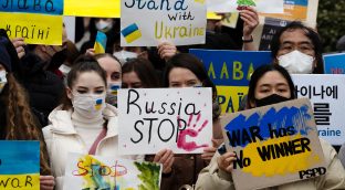 Surcoreanos y ucranianos exigen a Putin su salida del territorio de Ucrania